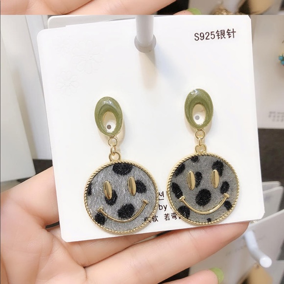 Earring - Picture 3 of 5